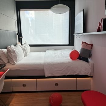 CitizenM Seattle South Lake — Guest room