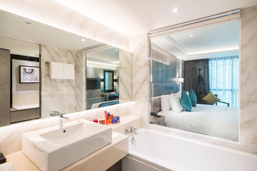 Citrus Suites Sukhumvit 6 by Compass Hospitality — Bathroom