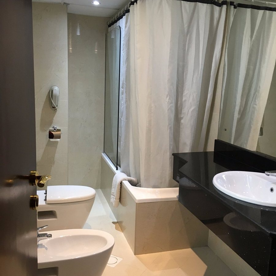 City Avenue Hotel — Bathroom