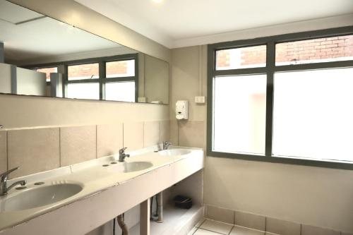 City Backpackers Hq — Bathroom