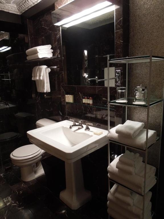 City Club Hotel — Bathroom