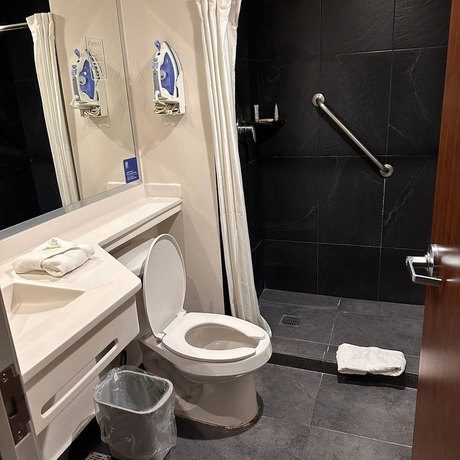 City Express By Marriott Ciudad De Mexico Aeropuerto — Bathroom