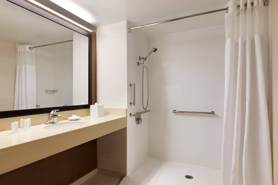 City Express By Marriott King of Prussia — Bathroom