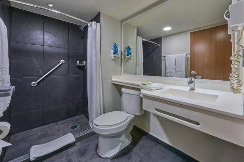 City Express by Marriott La Paz — Bathroom