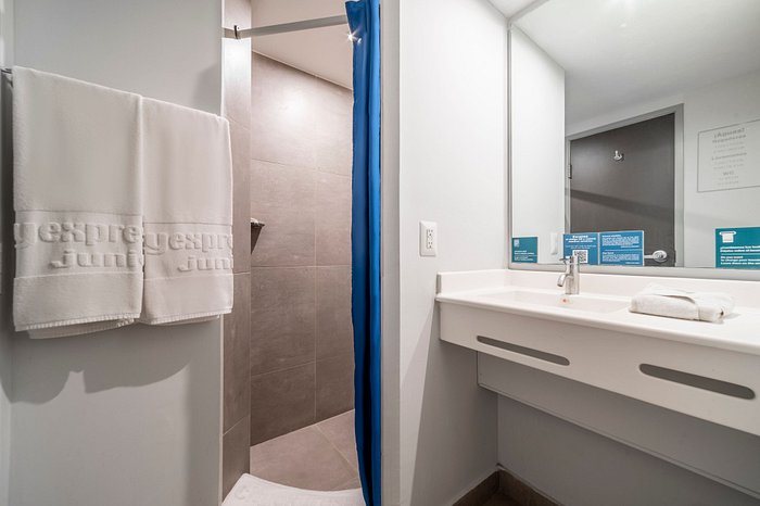 City Express Junior by Marriott Cancun — Bathroom