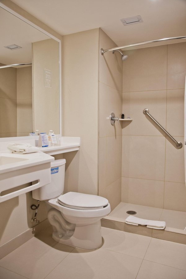 City Express Plus by Marriott Ciudad de Mexico Patio Universidad — Bathroom