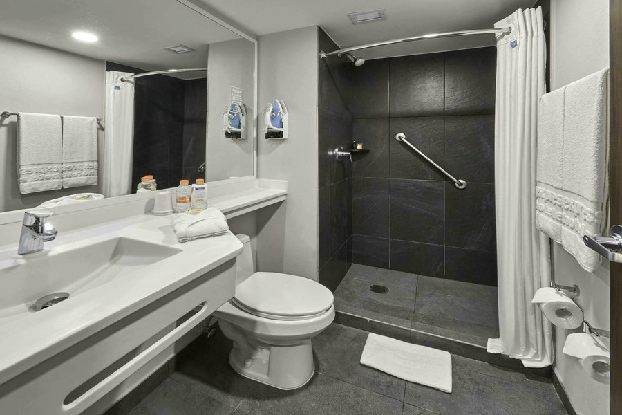 City Express Suites By Marriott Tijuana Rio — Bathroom