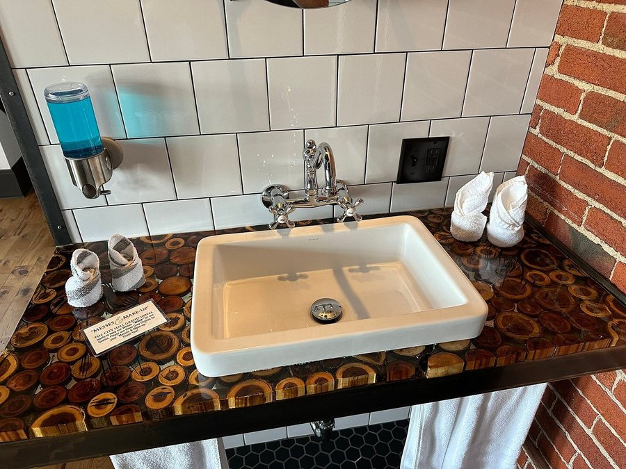 City Hall Grand Hotel — Bathroom