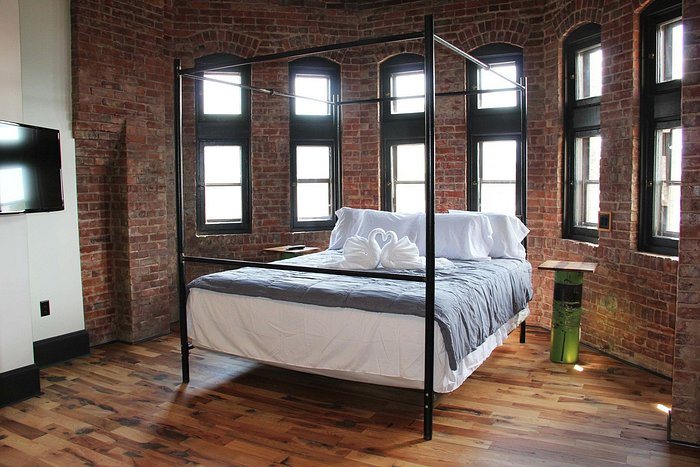 City Hall Grand Hotel — Guest room