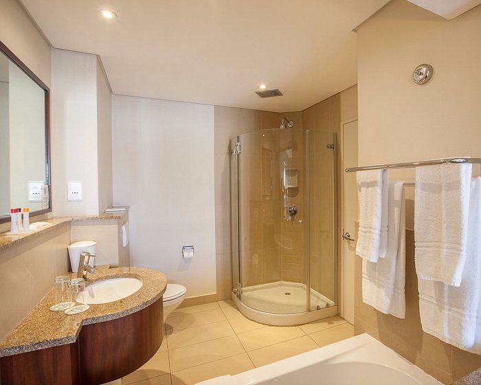 City Lodge Hotel Lynnwood — Bathroom