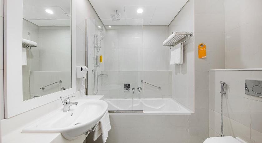 Citymax Hotel Business Bay — Bathroom