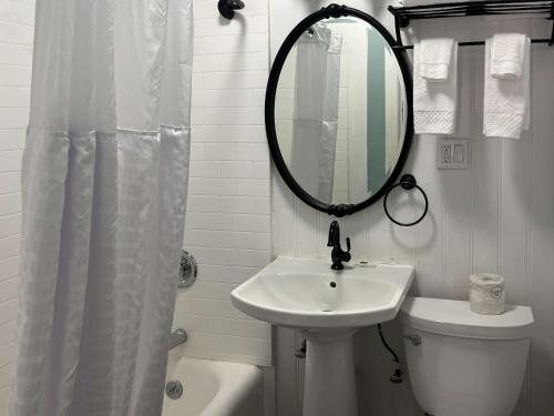 Civic Center Motor Inn — Bathroom