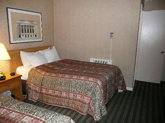 Civic Center Motor Inn — Guest room
