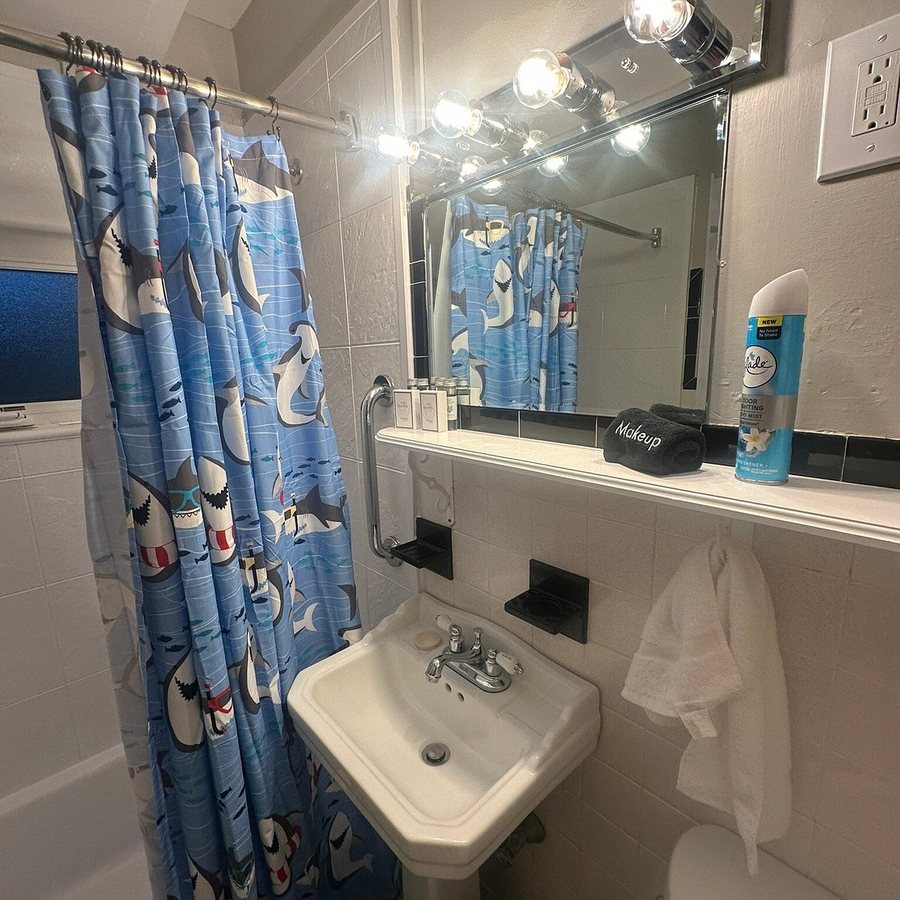 Claddagh Motel Suites — Bathroom