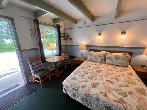 Claddagh Motel Suites — Guest room