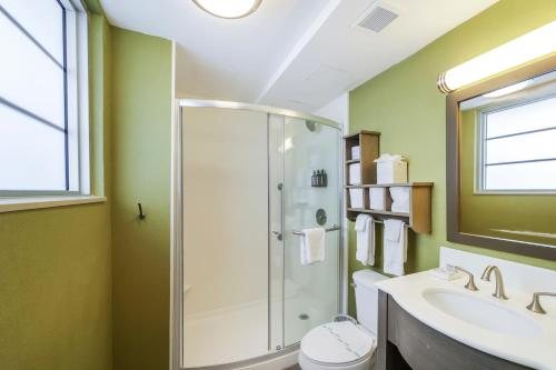 Claremont Hotel Miami Beach Florida — Bathroom