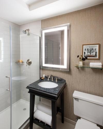 Claridge House Chicago Tapestry Collection by Hilton Chicago Illinois — Bathroom
