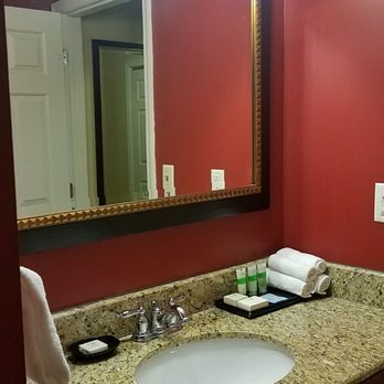 Clarion Collection Hotel Arlington Court Suites — Bathroom