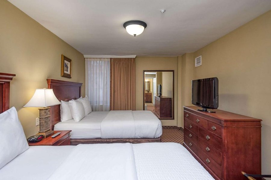 Clarion Collection Hotel Arlington Court Suites — Guest room