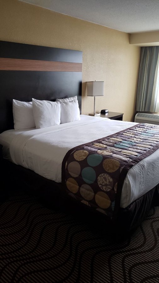 Clarion Hotel Airport Conference Center — Guest room