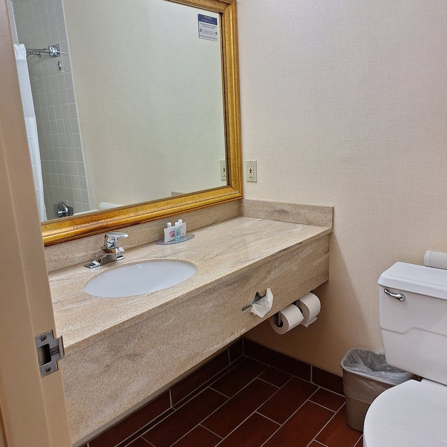 Clarion Hotel Airport — Bathroom