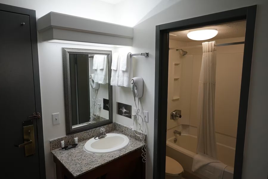 Clarion Hotel Broken Arrow Tulsa — Bathroom