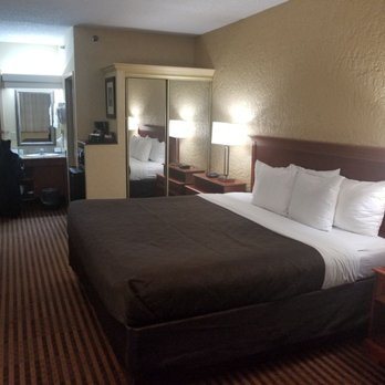 Clarion Hotel Broken Arrow Tulsa — Guest room