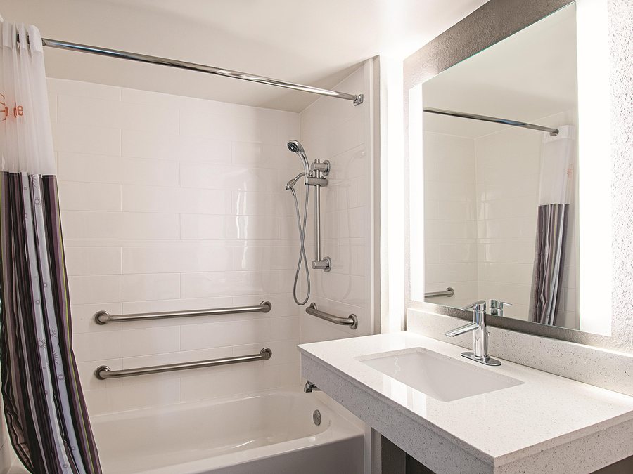 Clarion Hotel Cincinnati North — Bathroom