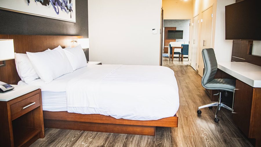 Clarion Hotel Cincinnati North — Guest room