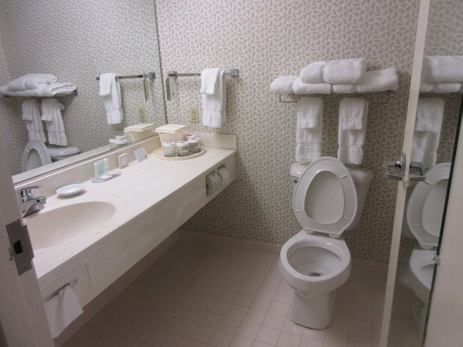 Clarion Hotel Conference Center North — Bathroom