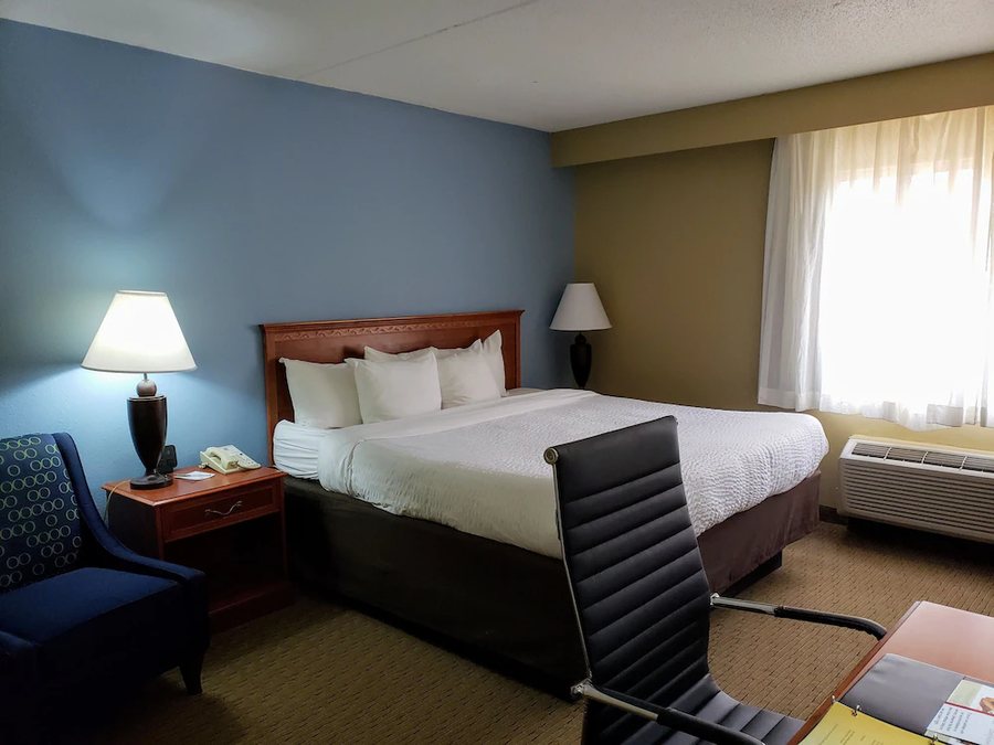 Clarion Hotel Conference Center North — Guest room