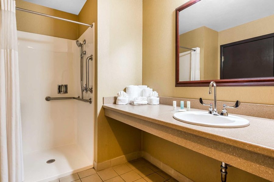 Clarion Hotel Denver Central — Bathroom