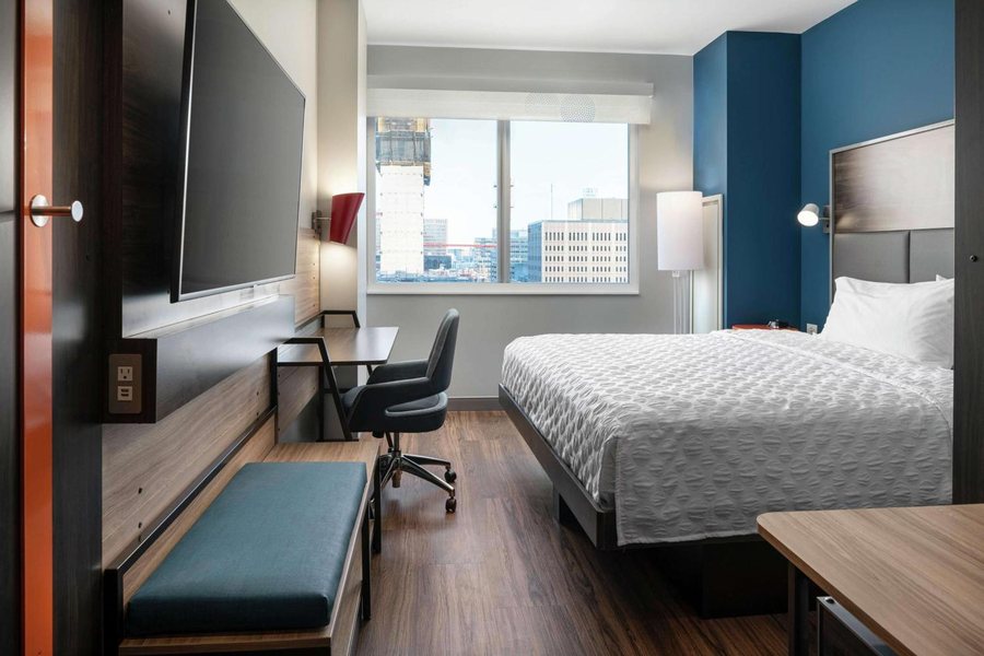 Clarion Hotel Denver Central — Guest room