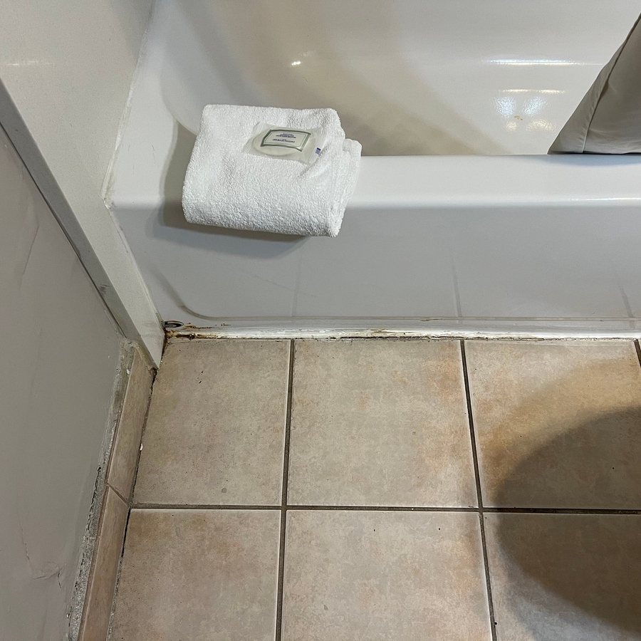Clarion Hotel Fort Mill Near Amusement Park — Bathroom