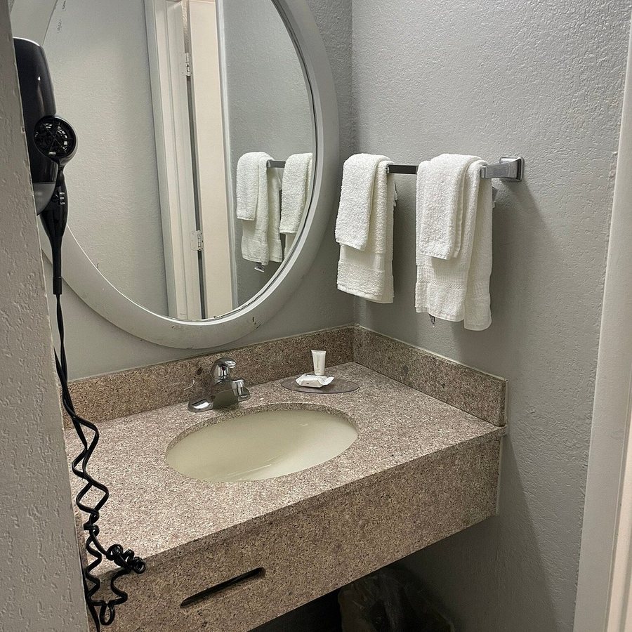Clarion Hotel — Bathroom