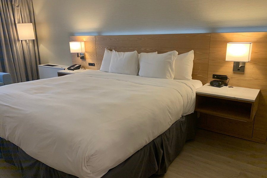 Clarion Hotel Milwaukee Airport — Guest room