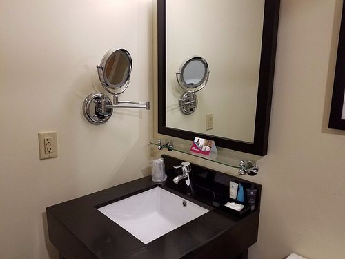 Clarion Hotel New Orleans Airport Conference Center — Bathroom