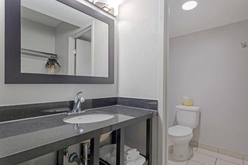 Clarion Hotel Suites BWI Airport North — Bathroom