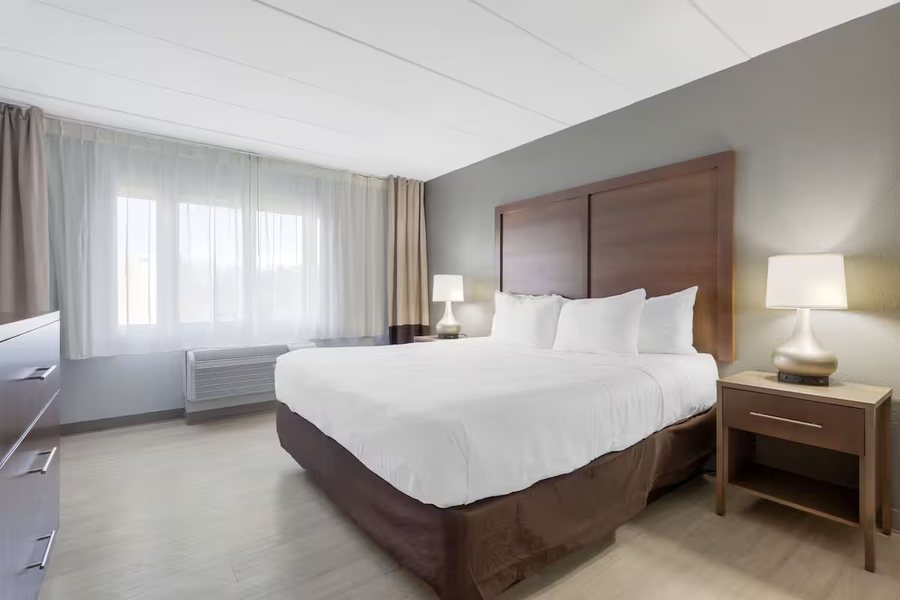 Clarion Hotel Suites BWI Airport North — Guest room