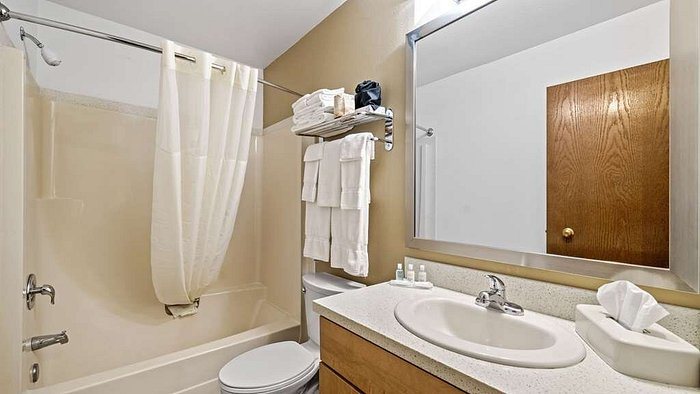 Clarion Hotel Suites Fairbanks Near Ft Wainwright — Bathroom