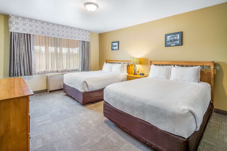 Clarion Hotel Suites Fairbanks Near Ft Wainwright — Guest room