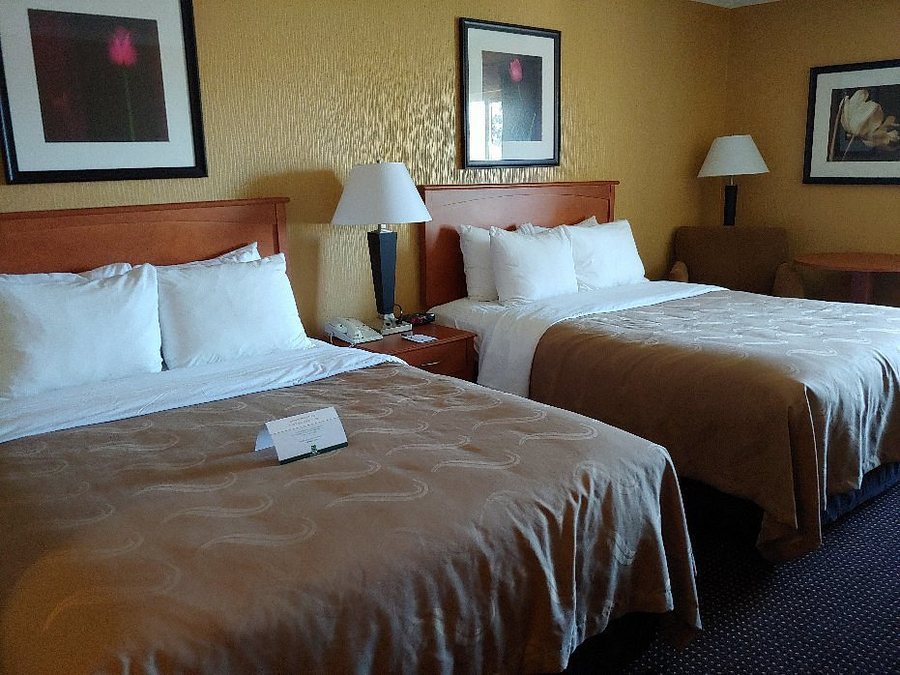 Clarion Hotel Suites Riverfront — Guest room
