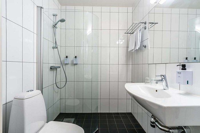 Clarion Hotel Winn — Bathroom