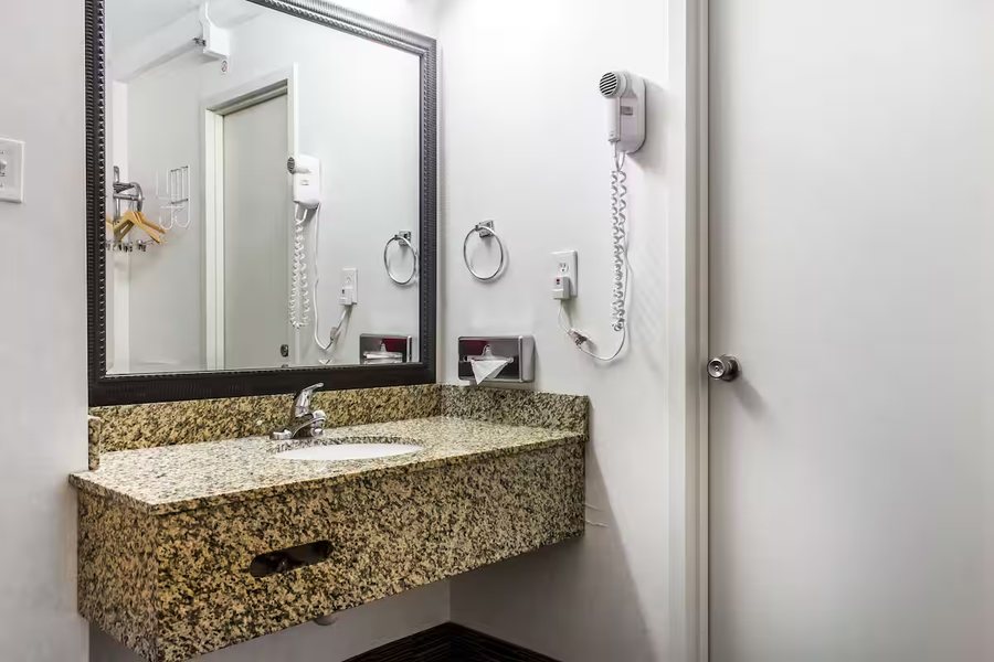 Clarion Inn Airport — Bathroom