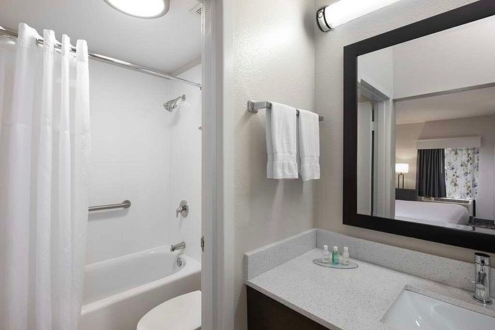 Clarion Inn Biltmore Village — Bathroom