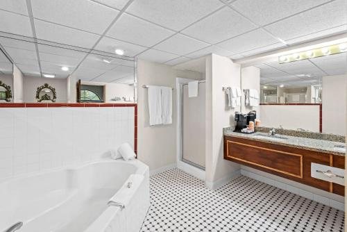 Clarion Inn Branson — Bathroom