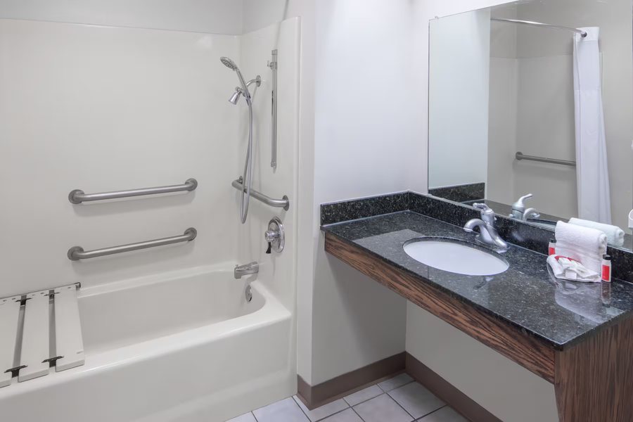 Clarion Inn Cleveland TN — Bathroom