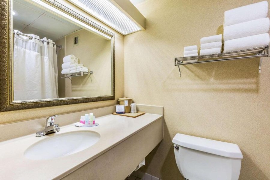 Clarion Inn — Bathroom