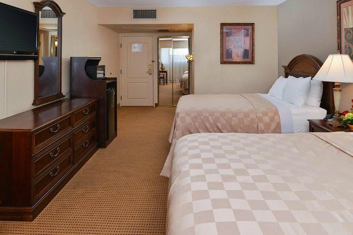 Clarion Inn Garden City — Guest room