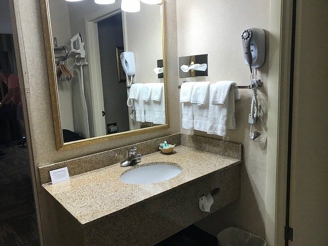 Clarion Inn Grand Junction Airport — Bathroom